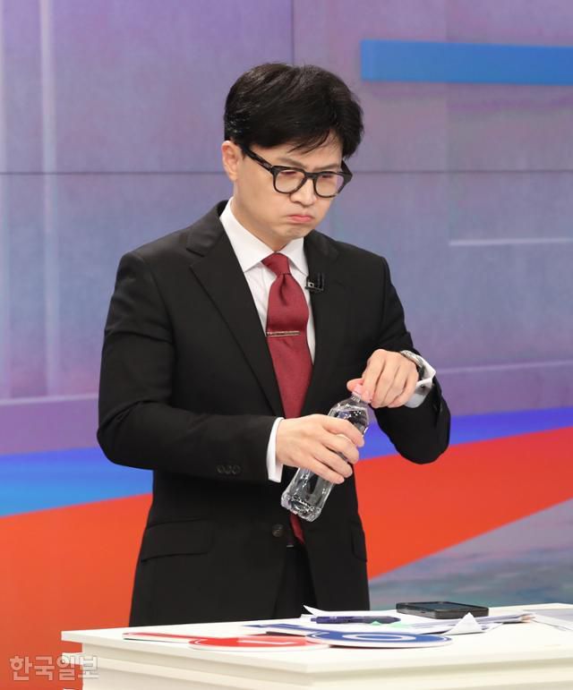 9일 오후 서울 중구 TV조선에서 국민의힘 전당대회에 출마한 한동훈 당대표 후보가 9일 TV조선에서 열린 국민의힘 당대표 후보 첫 토론회에서 물을 마시고 있다. 고영권 기자