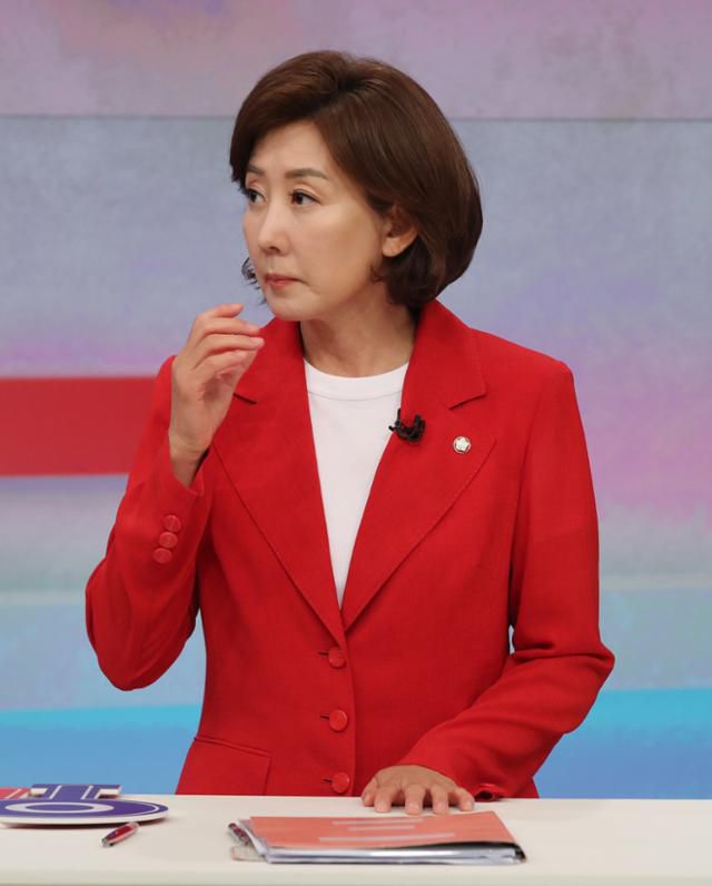 9일 오후 서울 중구 TV조선에서 국민의힘 전당대회에 출마한 나경원 당대표 후보가 첫 TV토론회에 참가하고 있다. 고영권 기자