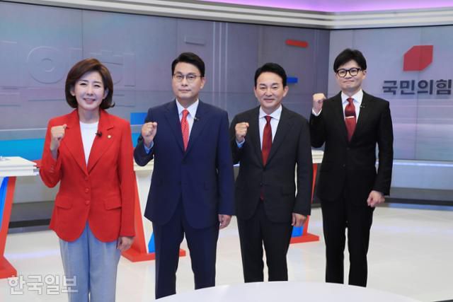 7월 9일 오후 서울 중구 TV조선에서 국민의힘 전당대회에 출마한 나경원(왼쪽부터), 윤상현, 원희룡, 한동훈 당대표 후보가 TV토론 시작에 앞서 기념 촬영을 하고 있다. 고영권 기자