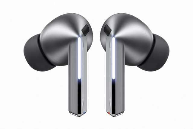 '갤럭시 버즈 3 프로' 실버. 이전 '갤럭시 버즈 2'까지 강낭콩 모양을 채택한 것과 달리 콩나물 줄기 격인 '블레이드'를 추가한 디자인으로 변경했다. 삼성전자 제공