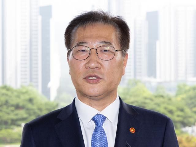 박성재 법무부 장관이 11일 경기 과천시 정부과천청사 법무부 청사로 들어서면서 더불어민주당이 추진 중인 검찰개혁 법안과 관련해 입장을 밝히고 있다. 뉴스1