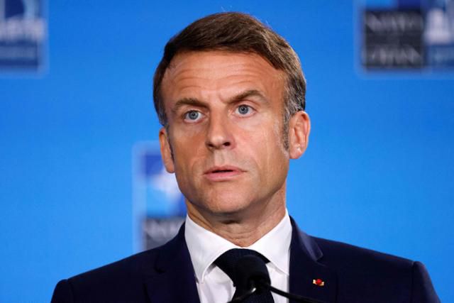 에마뉘엘 마크롱 프랑스 대통령이 11일 미국 워싱턴에서 북대서양조약기구(NATO·나토) 정상회의를 계기로 기자회견을 하고 있다. 워싱턴=AFP 연합뉴스