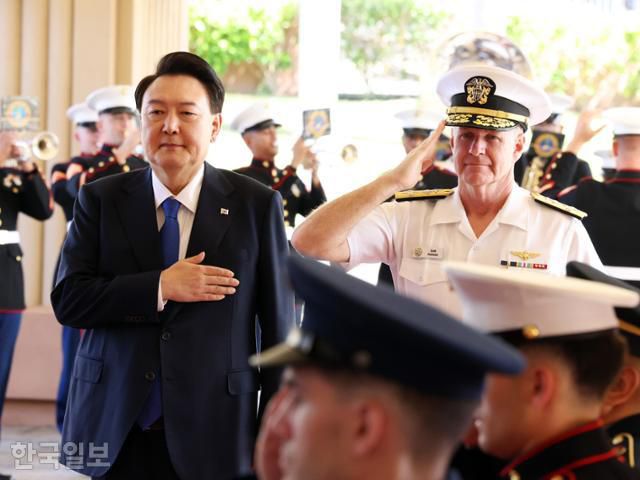 윤석열 대통령이 9일(현지시간) 미국 인도태평양사령부에서 새뮤얼 퍼파로 인태사령관과 의장대를 사열하며 국기에 대한 경례를 하고 있다. 호놀룰루=왕태석 선임기자