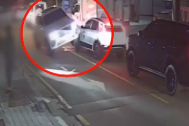 김호중씨가 5월 9일 서울 강남구의 도로에서 멈춰있던 택시를 들이받는 모습. YTN 보도화면 캡처