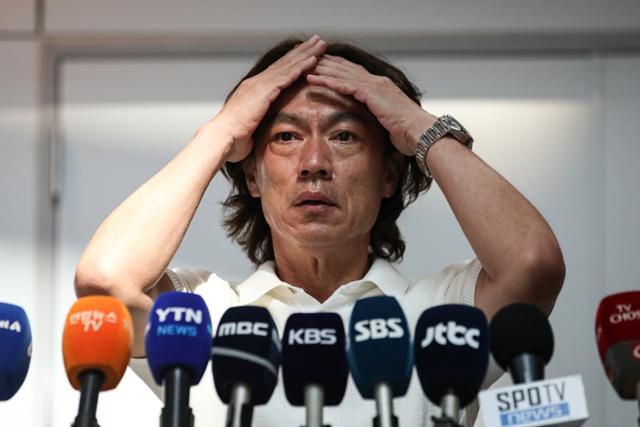 홍명보 A대표팀 감독이 15일 외국인 코치 후보 면담을 위한 출국에 앞서 인천국제공항에서 기자회견을 갖고 있다. 뉴스1