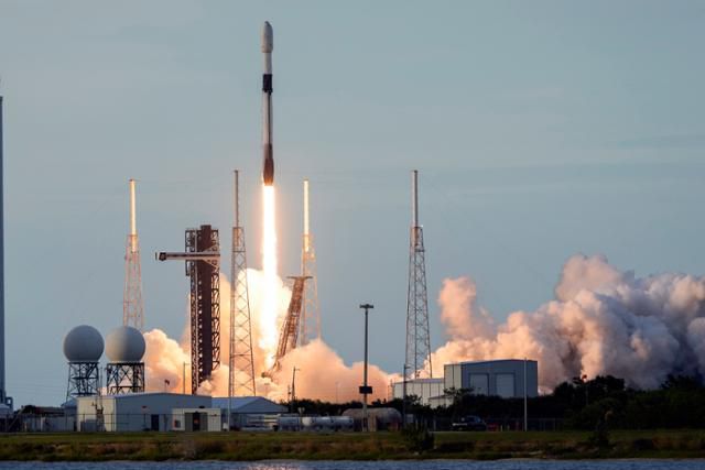 스페이스X의 재사용 발사체인 '팰콘9'이 8일(현지시간) 미국 플로리다주 발사장에서 이륙하고 있다. 플로리다=AP 연합뉴스