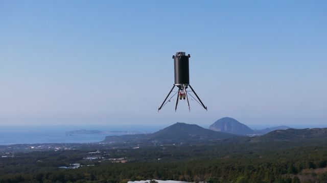 2023년 11월 제주 상공에서 페리지에어로스페이스가 만든 1단 로켓 모사체가 정지비행 시험을 하고 있다. 페리지에어로스페이스 제공