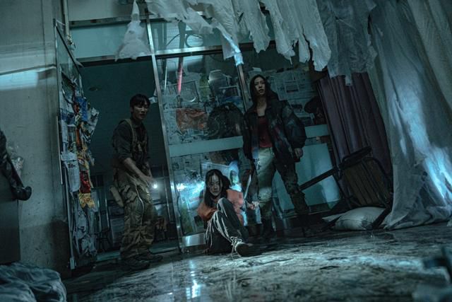 넷플릭스 오리지널 시리즈 '스위트홈'은 은둔형 외톨이 고등학생 현수가 가족을 잃고 이사 간 아파트에서 겪는 기괴하고도 충격적인 이야기를 그린 넷플릭스 시리즈다. 넷플릭스 제공