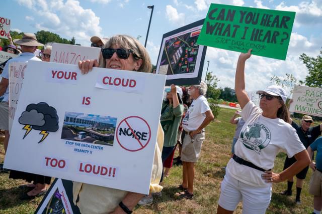 2022년 8월 미국 버지니아주 마나사스 지역에서 주민들이 아마존 데이터센터에서 발생하는 소음으로 삶의 질이 떨어진다며 시위하고 있다. 마나사스=EPA 연합뉴스 자료사진