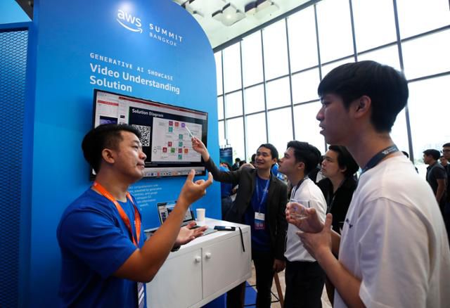지난 5월 태국 방콕에서 열린 아마존웹서비스(AWS) 서밋 행사에서 관람객들이 아마존의 새 디지털 기술·혁신을 살펴보고 있다. 방콕=EPA 연합뉴스