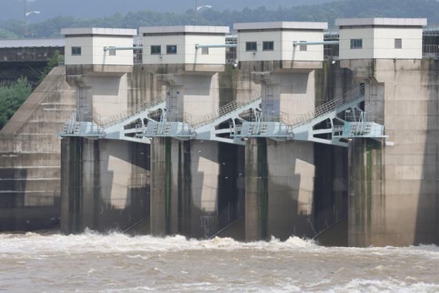 19일 오전 경기 연천군 군남댐이 비무장지대(DMZ)를 통해 북한에서 흘러 들어온 임진강 상류 물을 방류하고 있다. 연합뉴스
