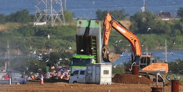 수도권 대체 매립지 3차 공모 마감일인 지난달 25일 오전 인천 서구 수도권매립지 3-1매립장에서 쓰레기 매립 작업이 이뤄지고 있다. 연합뉴스