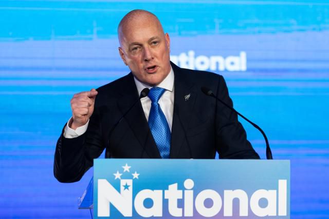 크리스토퍼 럭슨 뉴질랜드 총리가 지난해 10월 14일 총선에서 승리한 직후 오클랜드에서 지지자들에게 연설을 하고 있다. 오클랜드=AP 연합뉴스