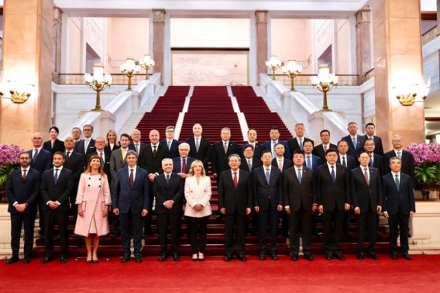 조르자 멜로니(앞줄 왼쪽 여섯 번째) 이탈리아 총리, 리창(일곱 번째) 중국 국무원 총리 등 이탈리아 및 중국 정부 관계자들이 28일 중국 베이징 인민대회당에서 기념촬영을 하고 있다. 베이징=EPA 연합뉴스