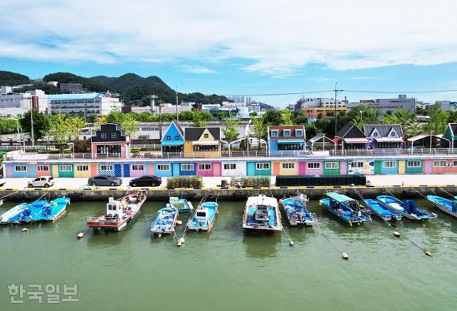 수로 양편 집들이 알록달록하게 단장한 장림포구 부네치아.