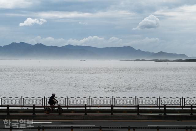 부네치아전망대 카페에서 보는 풍경. 여행객이 자전거로 해안도로를 달리고 있다.