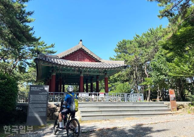 몰운대의 다대진 동헌. 다대진성 터인 다대초등학교에서 옮겨 세웠다.