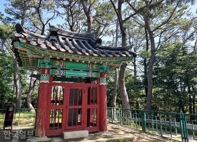 몰운대의 정운공순의비. 정운은 임진왜란 때 부산포해전에서 순직한 인물이다.