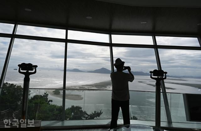 아미산전망대에서 낙동강 하구 모래섬과 바다가 시원하게 내려다보인다.