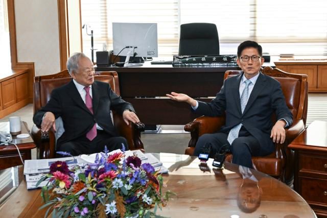 김문수(오른쪽) 경제사회노동위원회 위원장이 지난 2022년 10월 13일 서울 마포구 한국경영자총협회를 찾아 손경식 경총 회장과 대화하고 있다. 이 자리에서 손 회장과 노란봉투법 관련 대화를 나누던 김 위원장은 현대 민법의 소유권 절대 원칙이 있고, 소유권을 침해하면 공산주의가 되는 것이라고 발언해 논란을 빚었다. 노조 쟁의행위에 대해 과도한 손해배상소송을 내지 못하도록 제한하자는 것에 대해 '공산주의'라고 지칭한 셈이다. 이한호 기자