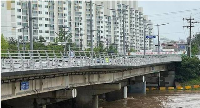 지난달 10일 폭우로 침하된 유등교. 대전시 제공