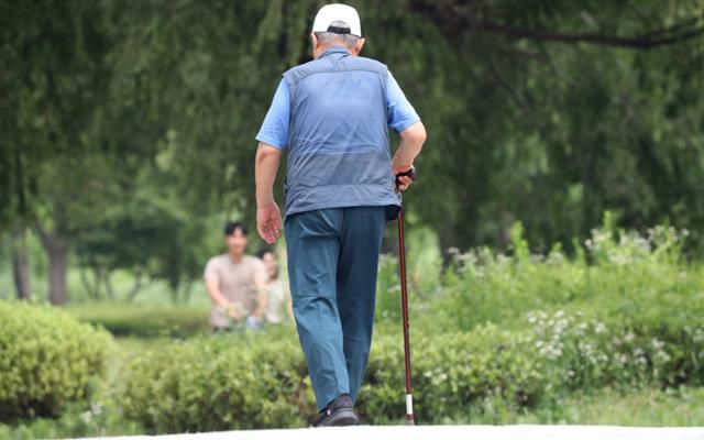 내년부터 초고령사회 진입이 예상되면서 다양한 의료갈등이 새롭게 등장할 것으로 예측된다. 사회적 대타협기구를 설치해 초고령사회에서 발생하는 의료갈등을 해결하자는 목소리가 높다. 지난달 11일 오후 경기 수원시의 한 공원에서 어르신이 걸어가는 모습. 뉴스1 제공