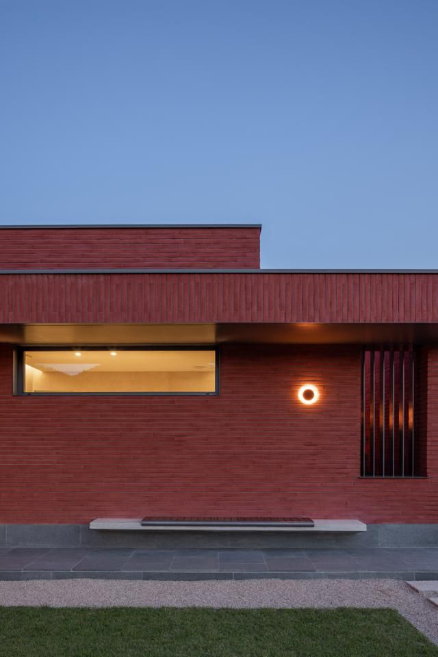 외부 벽에 눈비를 막아줄 처마와 앉아서 쉴 수 있는 벤치를 설치했다. 조엘 모리츠 사진작가 제공