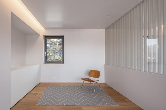 2층 입구에는 가변형 거실을 만들어 활용도를 높였다. 평소에는 개방해서 사용하다 필요시 방으로 쓴다. 조엘 모리츠 사진작가 제공