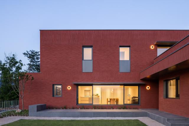 잔디 마당에서 바라본 1, 2층 풍경. 부엌, 다이닝, 거실이 통합된 공간이 정면에 보인다. 조엘 모리츠 사진작가 제공