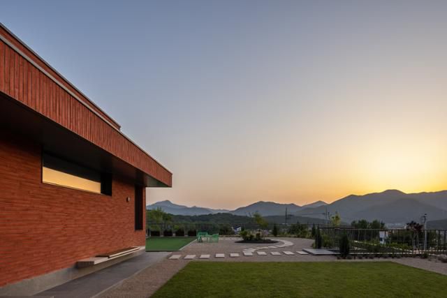 거실에서 바라본 석양의 모습. 조엘 모리츠 사진작가 제공