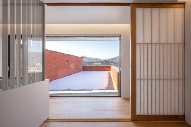 2층 가족실에서 바라본 외부 옥상의 풍경. 조엘 모리츠 사진작가 제공