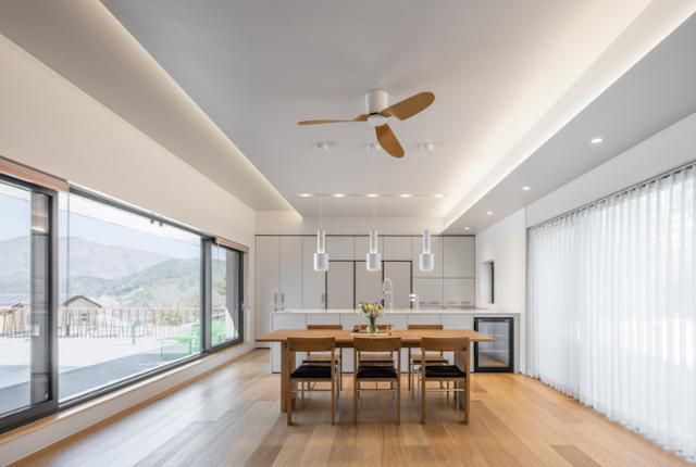 긴 창으로 개방감을 높인 부엌과 다이닝 공간. 조명은 광원이 보이지 않는 간접조명을 설치해 아늑한 분위기를 냈다. 조엘 모리츠 사진작가 제공