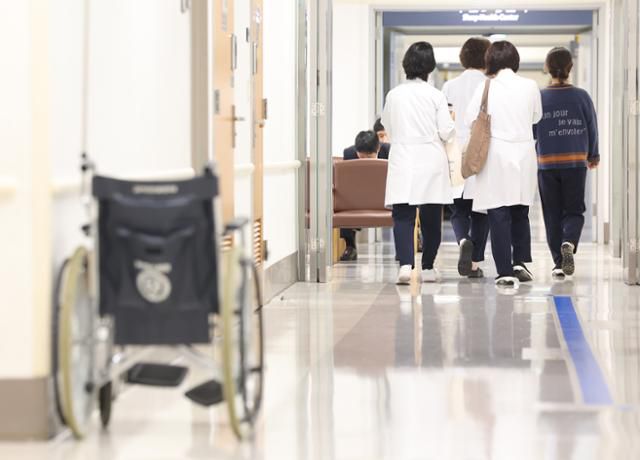 의정 갈등을 막을 사회적 대타협 기구에 인구학자, 통계학자 등을 참여시켜 객관적 데이터를 산출하자는 의견도 있다. 객관적 데이터를 토대로 의료정책을 논의해야 불필요한 갈등을 줄일 수 있다는 주장이다. 지난달 18일 오후 서울 시내 한 대형병원에서 의료진이 이동하고 있다. 연합뉴스 제공