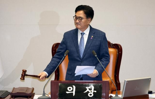 우원식 국회의장이 2일 오후 서울 여의도 국회에서 열린 본회의에서 2024년 민생회복지원금 지급을 위한 특별조치법안에 대해 가결을 선언하고 있다. 뉴시스
