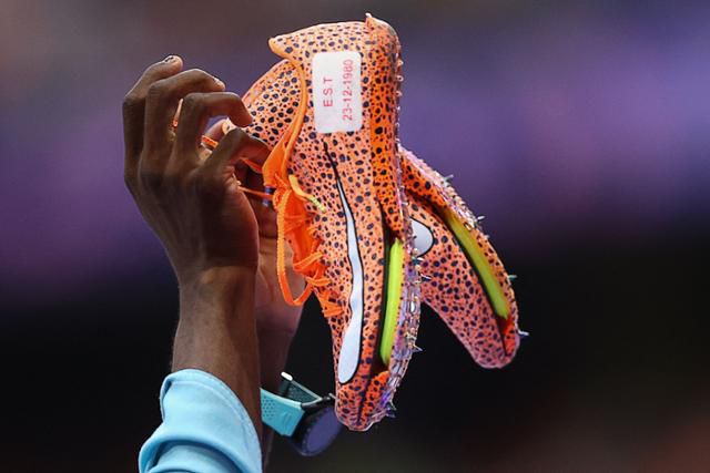 보츠와나의 스프린터 레칠레 테보고가 8일(현지시간) 프랑스 파리 스타드 드 프랑스에서 열린 2024 파리 올림픽 육상 남자 200m 결선에서 우승한 뒤 어머니의 생일이 새겨진 신발을 취재진을 향해 들어 보이고 있다. 파리=AP 연합뉴스