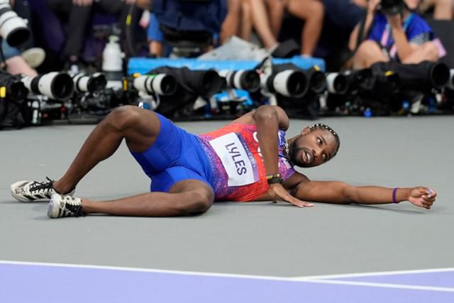 미국의 노아 라일스가 8일(현지시간) 프랑스 파리 스타드 드 프랑스에서 열린 2024 파리 올림픽 육상 남자 200m 결선을 마친 뒤 트랙에 드러누워 힘겨워하고 있다. 파리=AP 연합뉴스