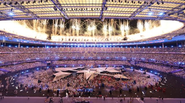 11일(현지시간) 프랑스 생드니 스타드 드 프랑스에서 열린 2024 파리 올림픽 폐회식이 화려한 불꽃 놀이로 마무리되고 있다. 생드니=연합뉴스