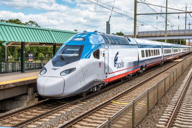 미국 수도 워싱턴과 매사추세츠주 보스턴을 왕복하는 암트랙(Amtrak·미국철도여객공사) 고속열차 어셀러. 올 1월 암트랙은 최고 속도가 현재(시속 241㎞)보다 시속 16㎞ 빠른 신형 어셀러의 시험 운행에 착수했다. 암트랙 제공