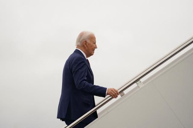 조 바이든 미국 대통령이 지난 8일 워싱턴 인근 앤드루스 합동기지에서 전용기(에어포스 원)에 탑승하고 있다. 로이터 연합뉴스