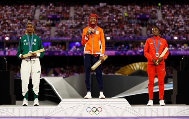 2024 파리 올림픽 여자 마라톤 메달리스트들이 11일(현지시간) 대회 폐회식에서 열린 단독 시상식에 참여해 수만 관중 앞에서 기념촬영을 하고 있다. 생드니=로이터 연합뉴스