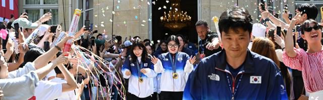 2024 파리 올림픽이 11일(현지시간) 폐회식을 끝으로 17일간 펼쳐졌던 대단원의 막을 내렸다. 사진은 4일 프랑스 파리 코리아하우스에서 한국 선수단의 사격, 유도, 펜싱 메달리스트들이 팬들에게 축하를 받고 있는 모습. 파리=서재훈 기자