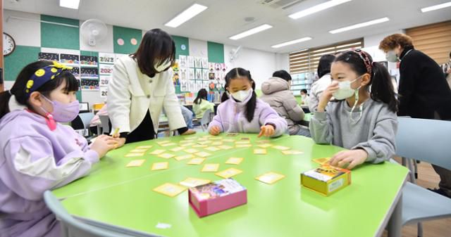 지난해 2월 서울 서대문구 가재울초등학교 돌봄교실에서 선생님이 아이들과 창의수업을 하고 있다. 뉴스1