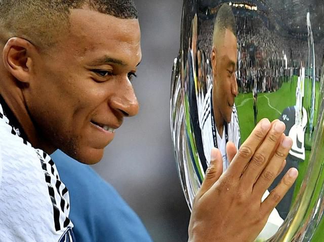 킬리안 음바페가 15일(한국시간) 폴란드 바르샤바의 국립경기장에서 열린 아탈란타(이탈리아)와의 2024 UEFA 슈퍼컵에서 승리한 뒤 트로피를 들고 환하게 웃고 있다. 바르샤바=로이터 연합뉴스