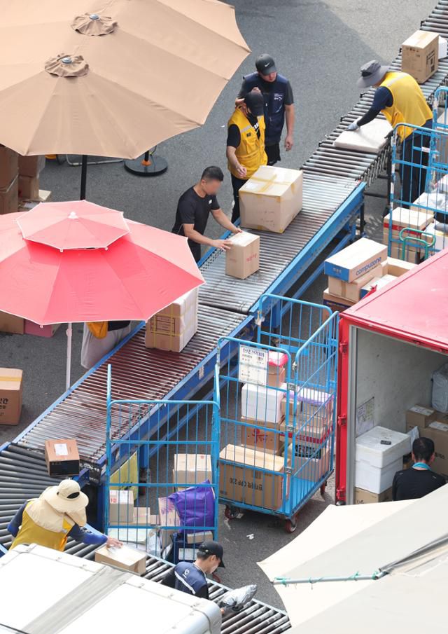 13일 서울의 한 택배물류센터에서 택배 노동자들이 배송 준비 작업을 하고 있다. 뉴스1