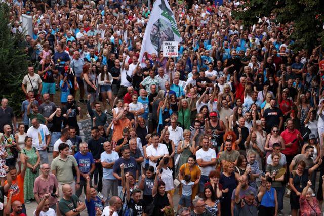 발칸반도 세르비아의 발레보에서 19일 글로벌 광산업체 리오틴토의 리튬 광산 개발 반대 시위가 열리고 있다. 세르비아 정부는 환경오염으로 중단됐던 유럽 최대 규모의 리튬 광산 개발 프로젝트를 재개해 글로벌 광산기업 리오틴토에 광산 개발 허가를 재승인한 바 있다. 발레보=로이터 연합뉴스