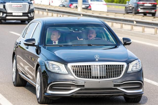 우크라이나가 러시아 본토를 향해 공격을 가하며 진격을 하고 있는 가운데, 19일 아제르바이잔을 국빈 방문 중인 블라디미르 푸틴 러시아 대통령이 일함 알리예프 아제르바이잔 대통령과 함께 차량을 타고 바쿠 시내를 이동하고 있다. 바쿠=타스 연합뉴스