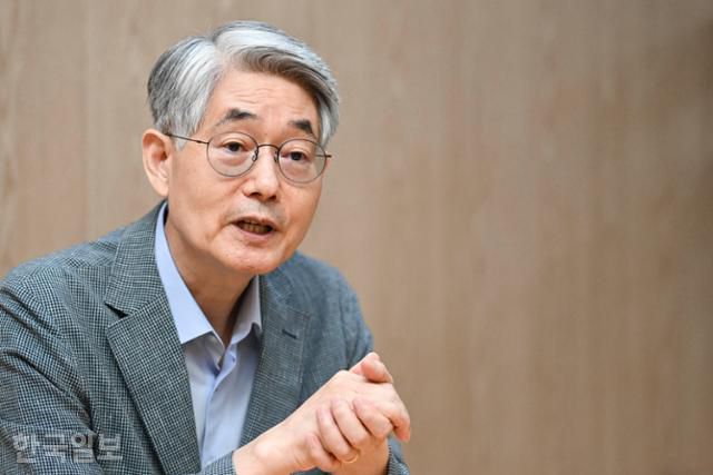 김찬우 전 외교통상부 기후변화대사가 13일 서울 서초구 국립외교원에서 플라스틱 협약과 환경외교 분야에 대해 설명하고 있다. 신용주 인턴기자