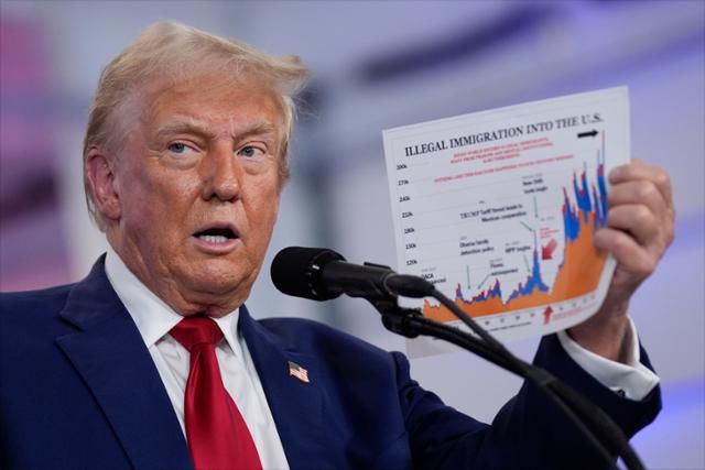 미국 공화당 대선 후보인 도널드 트럼프 전 대통령이 20일 미시간주 하웰의 리빙스턴 카운티 보안관 사무소에서 '범죄와 안전'에 관한 유세 연설을 하던 중 불법 이민과 관련해 발언하고 있다. 하웰=AP 뉴시스
