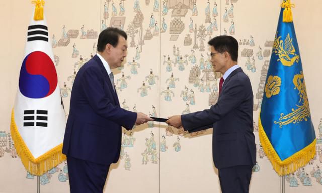 윤석열 대통령이 지난 2022년 서울 용산 대통령실 청사에서 김문수 신임 경제사회노동위원회 위원장에게 임명장을 수여하고 있다. 서재훈 기자