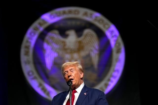 미국 공화당 대선 후보인 도널드 트럼프 전 대통령이 26일 미시간주 디트로이트에서 열린 미국주방위군협회(NGAUS) 연례 총회에 참석해 연설하고 있다. 디트로이트=AP 연합뉴스